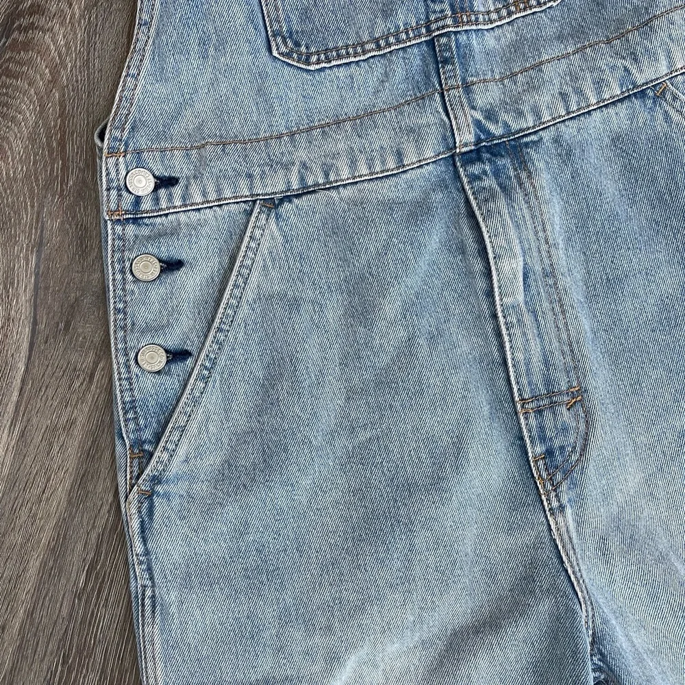Levi’s | Denim Shortalls Light Wash - Picture 5 of 10